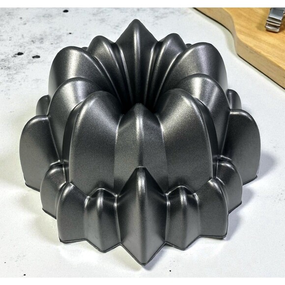 Wilton Dimensions Cascade Bundt Cake Pan Nonstick Heavy Cast Aluminum 10 Cup - Picture 1 of 10